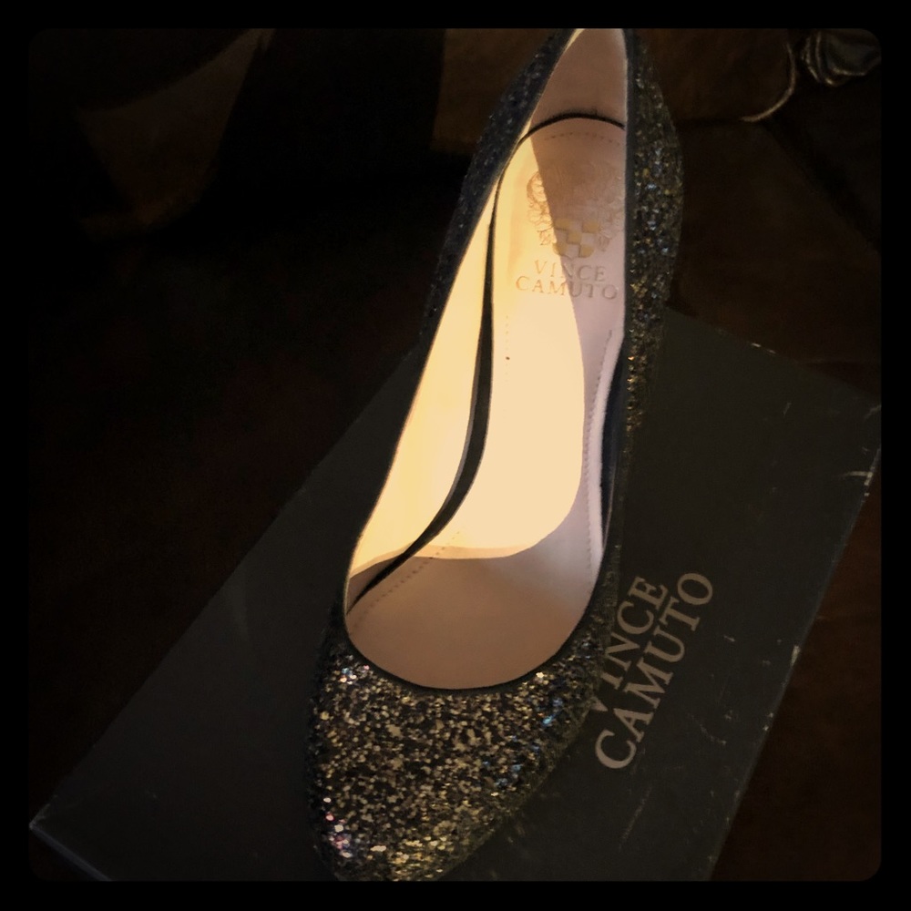 Black&Gold Shimmer NEW Vince Camuto pumps Sexy